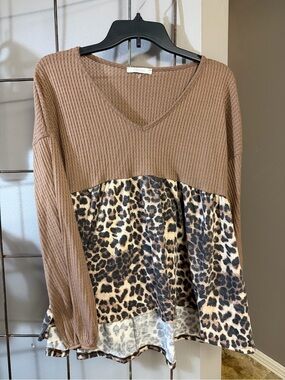 VEVERET Waffle-Knit Brown Leopard-Print V-Neck Top